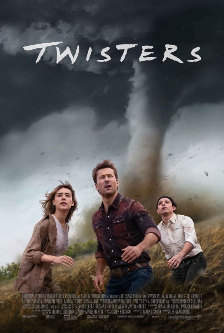 Home Filmposter voor "Twisters" met drie mensen die in een grasveld rennen en er angstig uitzien. Een grote, dreigende tornado domineert de achtergrond onder een bewolkte lucht. De titel "Twisters" staat prominent bovenaan de afbeelding in witte letters, net als een intense livestream op een iptv-abonnement.
